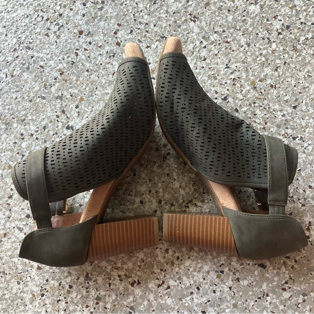 GIANI BERNINI JACCEE Memory Foam Olive Green Open Toe Block Heel Bootie (8) - Picture 7 of 9